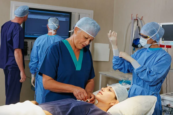 Пацієнти Поспішають Хірург Готує Пацієнта Операції — стокове фото