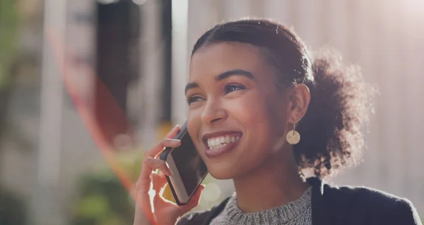 Afrikanische Geschäftsfrau Telefongespräch Und Straße Der Stadt Mit Lächeln Vernetzung — Stockfoto