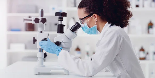 Microscope Recherche Femme Scientifique Dans Laboratoire Science Médecine Analyse Données — Photo