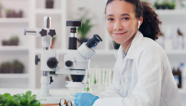 Vetenskap Porträtt Och Kvinnlig Forskare Med Mikroskop För Forskning Medicin — Stockfoto