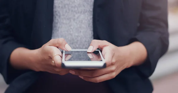 Mãos Telefone Mulher Negócios Cidade Para Mensagens Texto Close Rede — Fotografia de Stock