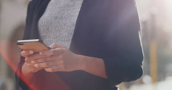Mãos Smartphone Mulher Negócios Com Close Cidade Mensagens Texto Redes — Fotografia de Stock