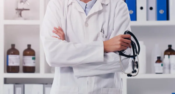 Närbild Läkare Och Armar Korsas Med Stetoskop Labbet För Sjukvård — Stockfoto