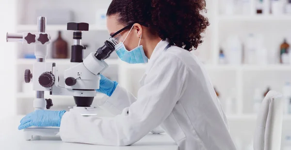 Mikroskop Gesundheitswesen Und Wissenschaftlerin Einem Labor Für Wissenschaft Medizin Und — Stockfoto