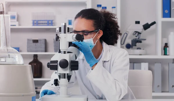 Nauka Medycyna Mikroskop Kobietą Laboratorium Badań Eksperckich Covid Planowania Pomysł — Zdjęcie stockowe