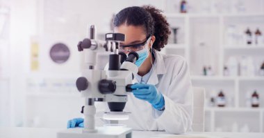 Kadınlarla bilim, covid ve eczane ve uzman araştırma, tıbbi ve planlama laboratuarında mikroskop. Kimya ve sağlık alanındaki kadın bilim adamlarıyla fikir, aşı analizi ve tıp.
