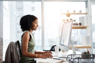 Siyahi bir kadın, bilgisayar ekranında okuyor ve proje bilgisi ve makalesiyle analiz ediyor. Veri analisti, şirket raporunun gözden geçirilmesi ve verimliliği olan mutlu kadın çalışan..