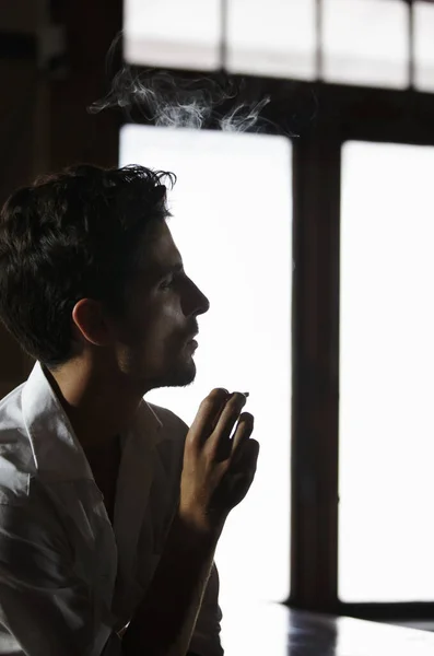 Fumer Homme Pensée Dans Pub Avec Cigarette Modèle Masculin Client — Photo
