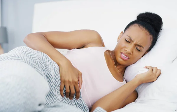 Magen Schmerzen Und Probleme Mit Der Frau Bett Für Menstruation — Stockfoto