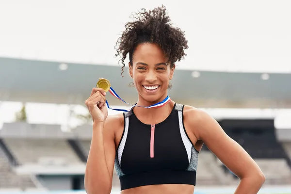 Mujer Feliz Fitness Sonrisa Retrato Con Medalla Oro Por Ganar — Foto de Stock