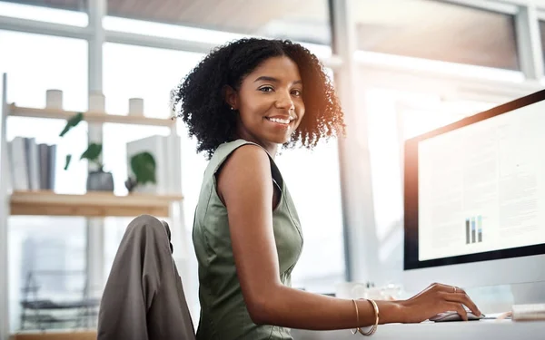 Zwarte Vrouw Het Bedrijfsleven Glimlach Portret Computerscherm Met Grafieken Grafieken — Stockfoto