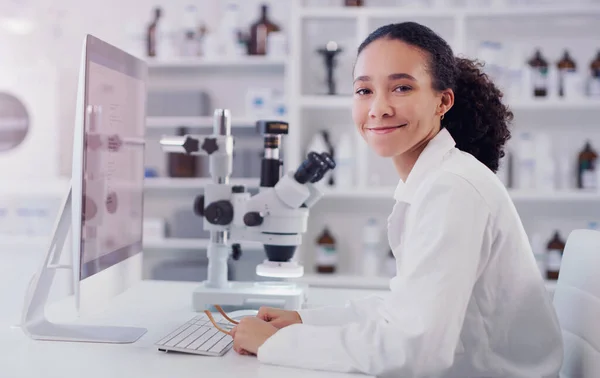 Bilgisayar Bilim Kadın Portresi Araştırma Eczane Tıbbi Laboratuarda Tıp Uzman — Stok fotoğraf