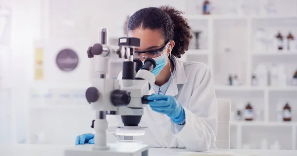 Wissenschaft Kovid Und Pharmazie Mit Frau Und Mikroskop Labor Für — Stockfoto