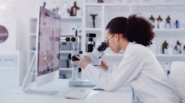 Wetenschap Computer Microscoop Met Vrouw Laboratorium Voor Deskundig Onderzoek Medische — Stockfoto