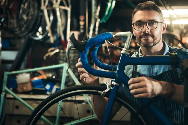在自行车商店和自行车车间工作的人物形象 认真的修理人员 自行车技师和自信的男性 专业和成熟的加拿大技师 戴着眼镜 — 图库照片