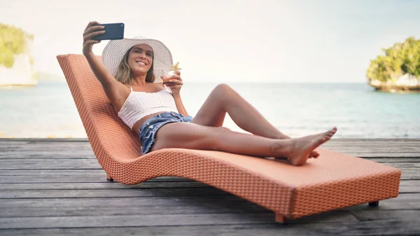 Selfie Cestování Žena Vodou Léto Štěstí Lehátku Koktejl Tropický Ostrov — Stock fotografie