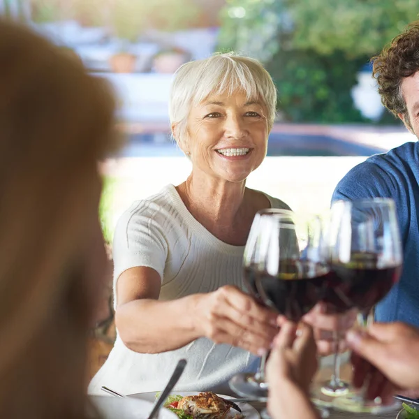 ランチイベントでお祝い 食べ物や友人のためのテーブルでトーストのためのシニア女性 グループとワイングラス 人々はパーティー ディナー 家族の家でアルコール グラス またはサポートで一緒に祝います — ストック写真