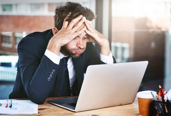 Homem Negócios Estresse Frustrado Para Notícias Computador Revisão Dívida Relatório — Fotografia de Stock