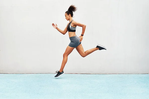Fitness Acción Salto Mujer Corriendo Para Hacer Ejercicio Entrenamiento Cardiovascular —  Fotos de Stock