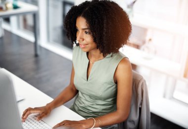 Gülümse, ofisteki bilgisayardaki araştırma ve iş kadını mutlu ve web araştırmasından memnun. Çevrimiçi, eleştirel ve Afrikalı kadınlar rapor, teklif ya da yaratıcı ilham için gülümsüyor.