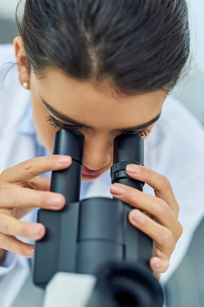 医学研究のための研究室で顕微鏡上のビューを持つ研究 女性と科学者 実験分析のためのスコープ機器を持つ科学と女性医師 粒子テストと調査 — ストック写真