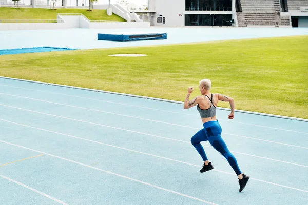 Kadın Yarış Atlet Spor Için Stadyumda Koşuyor Kardiyo Antrenmanı Yapıyor — Stok fotoğraf