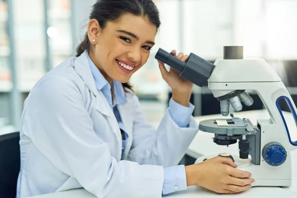 Científico Retrato Sonrisa Mujer Con Microscopio Laboratorio Para Investigación Médica — Foto de Stock