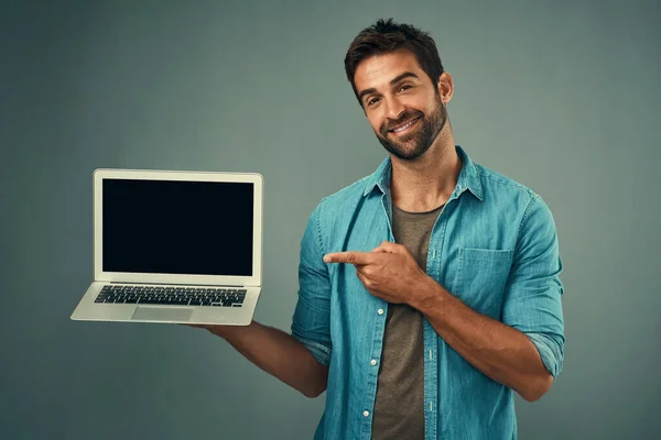 Pria Bahagia Laptop Dan Menunjuk Layar Mockup Untuk Iklan Atau — Stok Foto