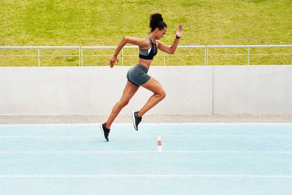 Kadın Kardiyo Koşu Antrenman Fiziksel Egzersiz Stadyumda Egzersiz Aktif Formda — Stok fotoğraf