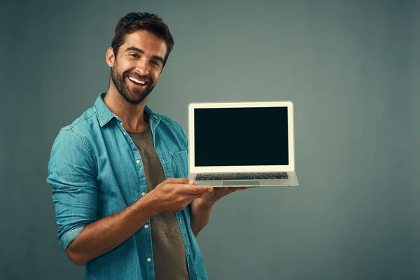 Glücklicher Mann Laptop Und Mockup Bildschirm Für Werbung Oder Marketing — Stockfoto