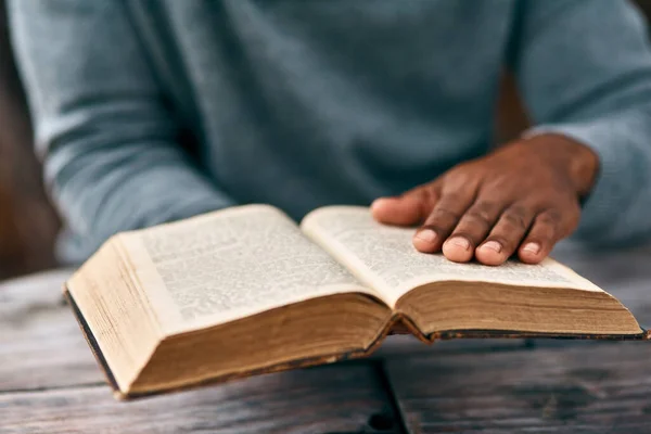 Manos Hombre Leyendo Biblia Una Mesa Aire Libre Parque Para —  Fotos de Stock