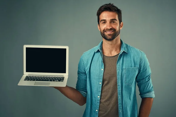 Szczęśliwy Człowiek Laptop Ekran Makietowy Reklamy Lub Marketingu Szarym Tle — Zdjęcie stockowe