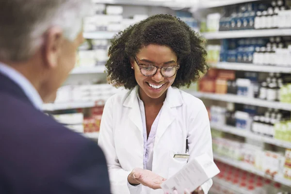 Idős Ember Gyógyszeres Tanácsok Vagy Gyógyszerész Beszél Gyógyszertárban Kiskereskedelmi Egészségügyi — Stock Fotó