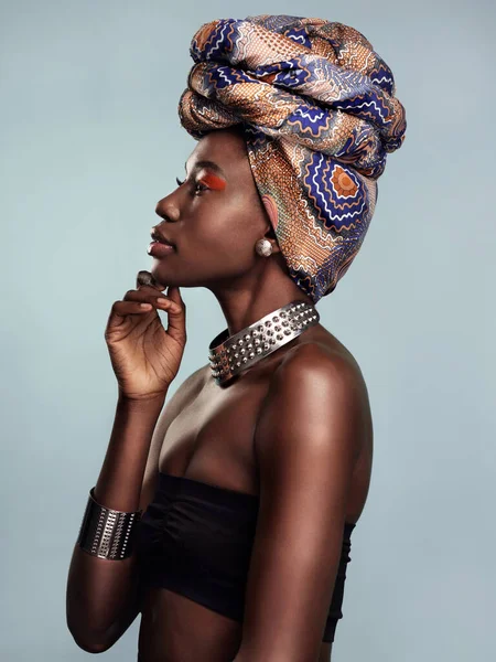 Moda Chusta Profil Czarnej Kobiety Studio Szarym Tle Urokiem Kosmetykami — Zdjęcie stockowe