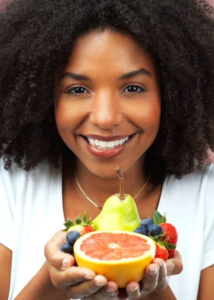 Cuidado Com Uma Salada Frutas Estúdio Tiro Uma Jovem Atraente — Fotografia de Stock