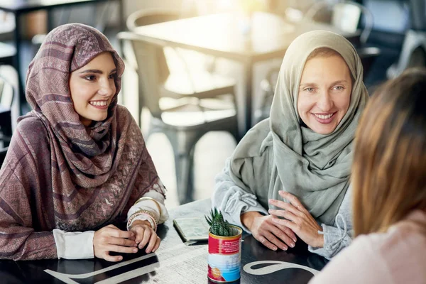 快乐的朋友和穆斯林妇女在咖啡店里聚在一起聊天咖啡馆 放松和伊斯兰女孩 团体或人们在餐馆里聊天 谈话和讨论社交聚会 — 图库照片