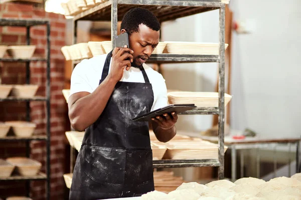 Мені Потрібно Щоб Зробив Мені Доставку Чоловік Пекар Розмовляє Телефону — стокове фото