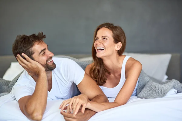 Gün Boyu Sev Gül Mutlu Genç Bir Çift Evde Yatakta — Stok fotoğraf