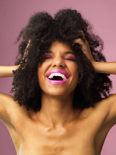 Ощущение Свежевымытых Волос Студийный Снимок Привлекательной Молодой Женщины Позирующей Розовом — стоковое фото