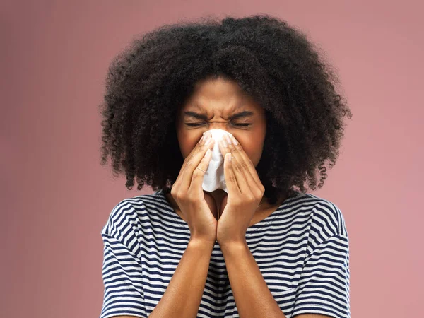 Soğuk Algınlığı Için Bir Şeyler Almalıyım Genç Bir Kadın Burnunu — Stok fotoğraf