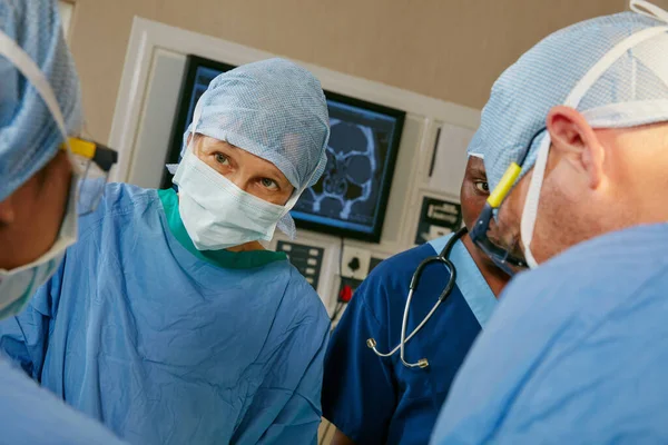 Realizar Una Cirugía Exitosa Través Trabajo Equipo Efectivo Equipo Cirujanos — Foto de Stock