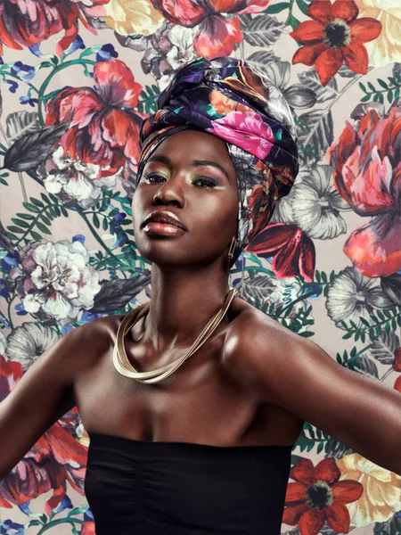 ターバンの肖像画の黒の女性は 花の背景と美しさ メイクや花の美学上のファッション 自然の化粧品 創造性とスタイルと伝統的なアフリカの頭のラップの女性モデル — ストック写真
