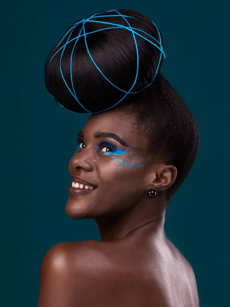 Denken Glücklich Und Haar Mit Einem Modell Schwarze Frau Studio — Stockfoto