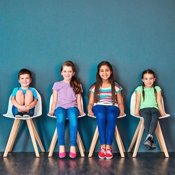 Nossa Vez Agora Retrato Estúdio Grupo Diversificado Crianças Sentadas Cadeiras — Fotografia de Stock
