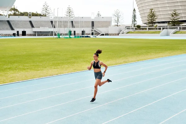 Kadın Spor Spor Için Stadyumda Koşmak Kardiyo Antrenmanı Açık Havada — Stok fotoğraf