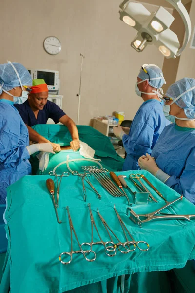准备去做救命手术在手术室里做手术的一组外科医生 — 图库照片