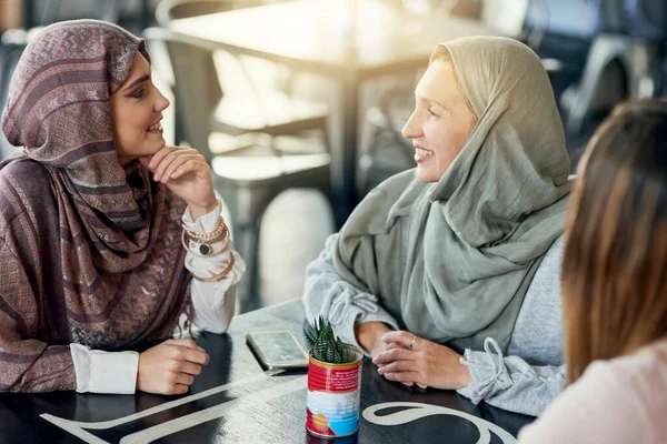 Gülümseyin Kafeteryadaki Arkadaşlar Müslüman Kadınlar Kaynaşıp Sohbet Ediyorlar Kafe Rahatla — Stok fotoğraf
