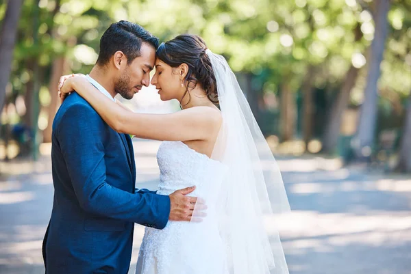 Fiatal Menyasszony Vőlegény Élvezi Romantikus Pillanatok Kívül Egy Gyönyörű Nyári — Stock Fotó