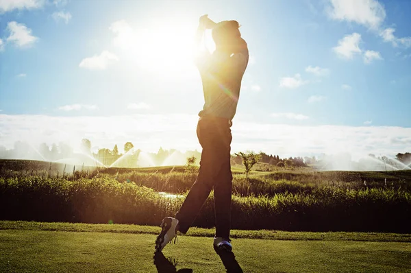 Destemido Teu Seguimento Homem Praticando Seu Balanço Campo Golfe — Fotografia de Stock