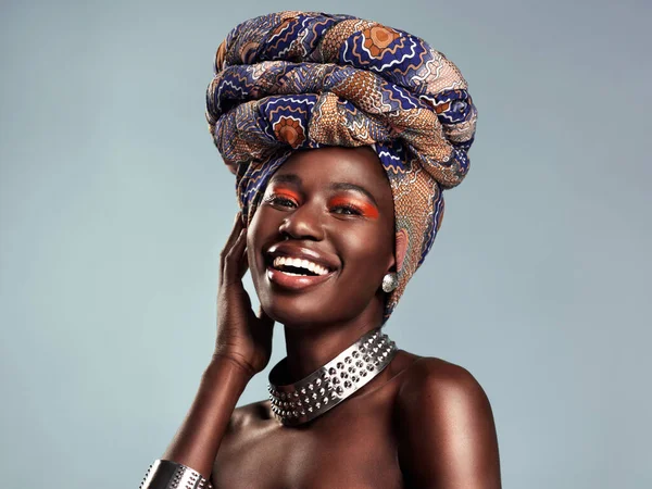 スタジオでアフリカの美しさとメイクで頭のスカーフ 黒人女性の笑いと肖像画 文化化粧品やジュエリーと女性モデルの誇りと隔離された 灰色の背景と伝統的なファッション — ストック写真